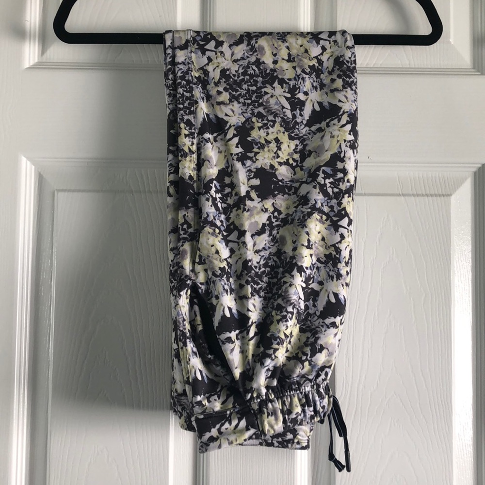lululemon Flower Jet Crop Slim